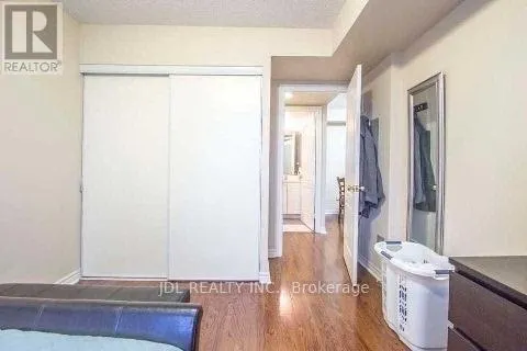 1112 - 18 SOMMERSET WAY