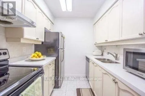 1112 - 18 SOMMERSET WAY