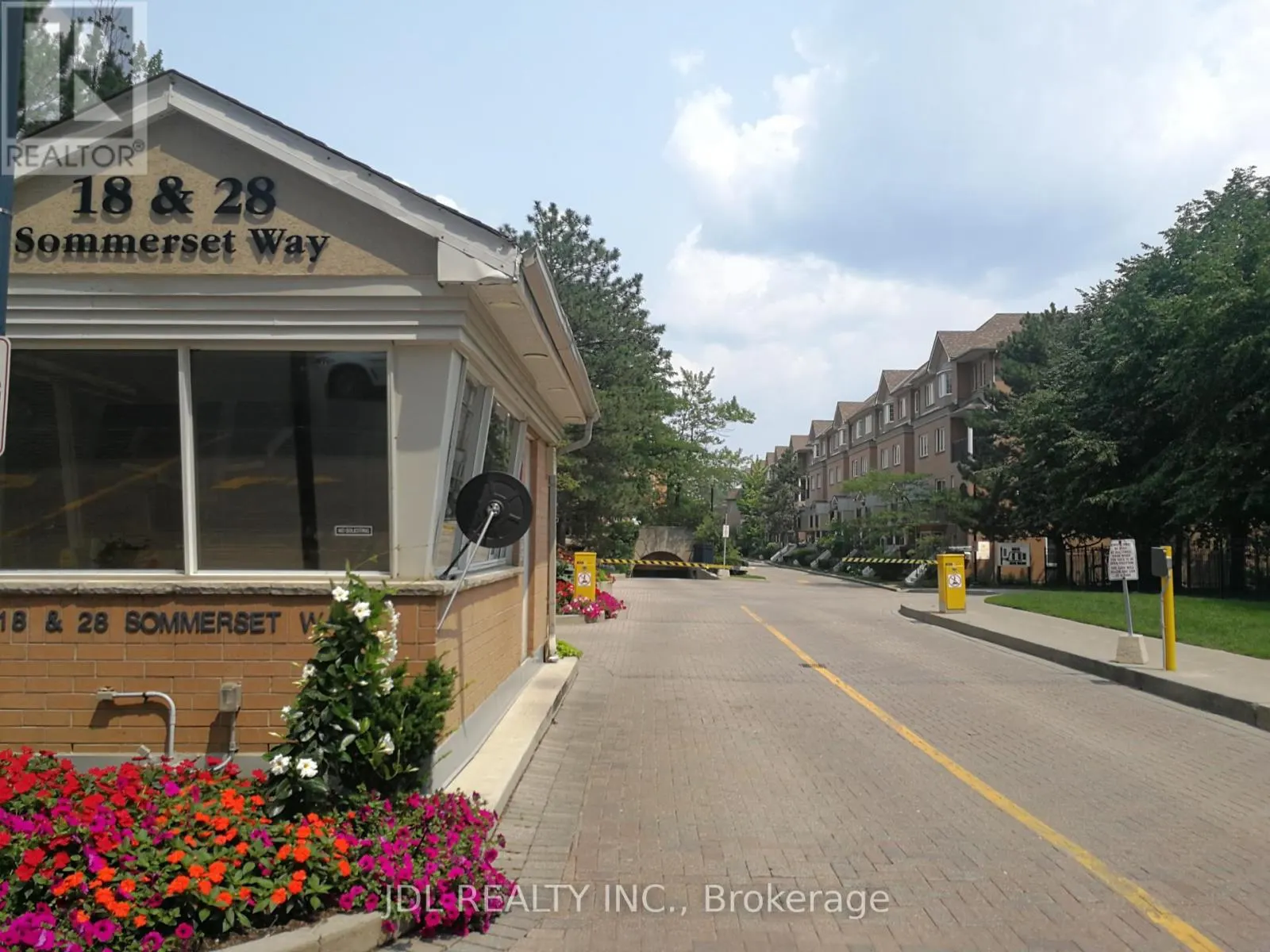 1112 - 18 SOMMERSET WAY