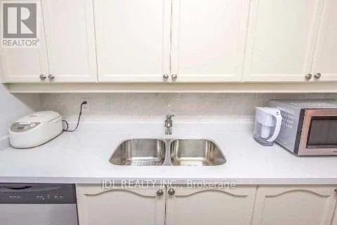 1112 - 18 SOMMERSET WAY