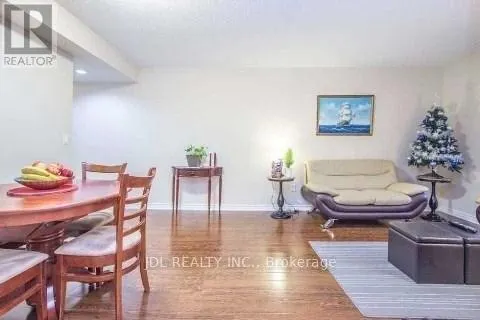 1112 - 18 SOMMERSET WAY