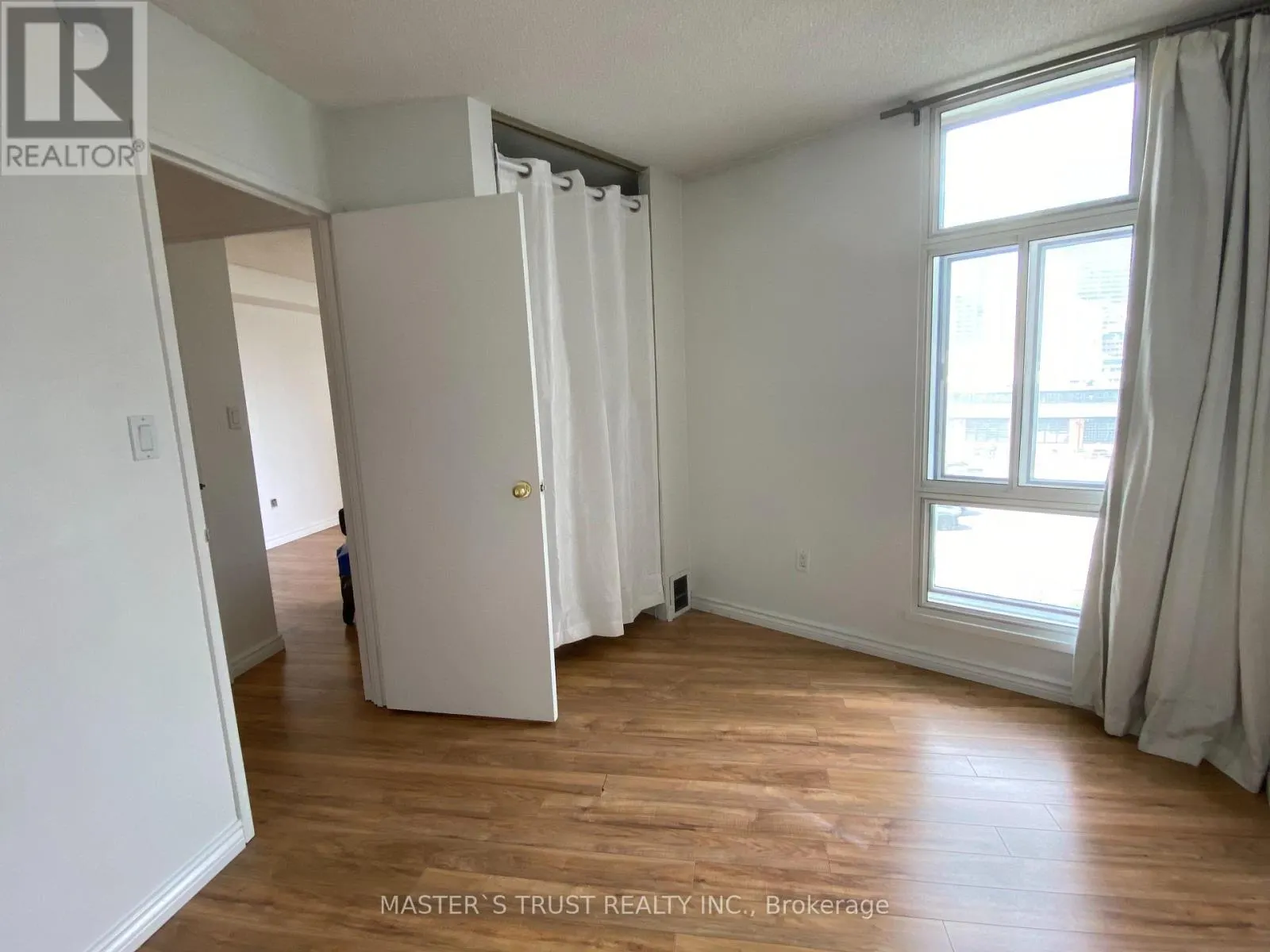 706 - 270 QUEENS QUAY W