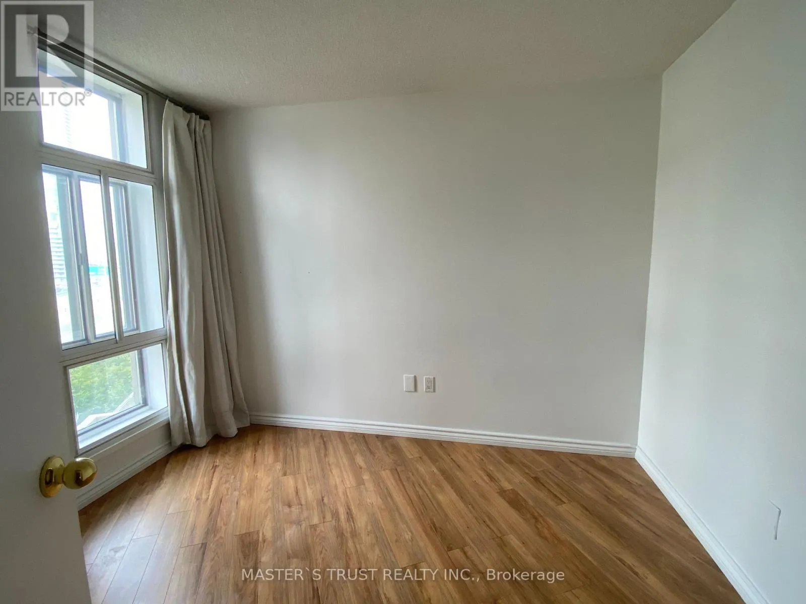 706 - 270 QUEENS QUAY W