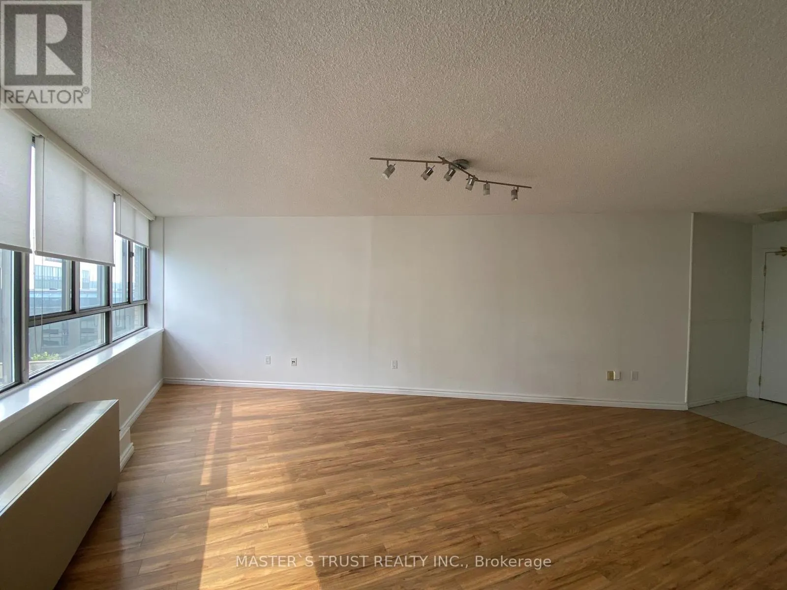 706 - 270 QUEENS QUAY W