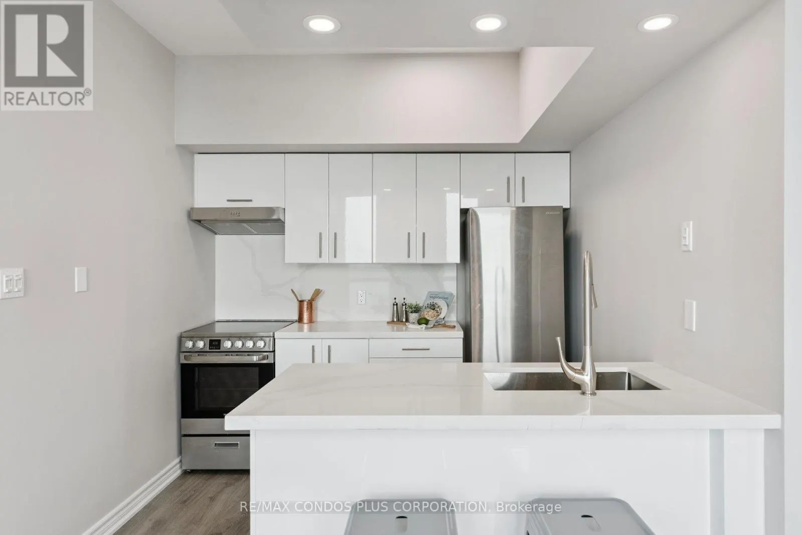 1221 - 230 QUEENS QUAY W