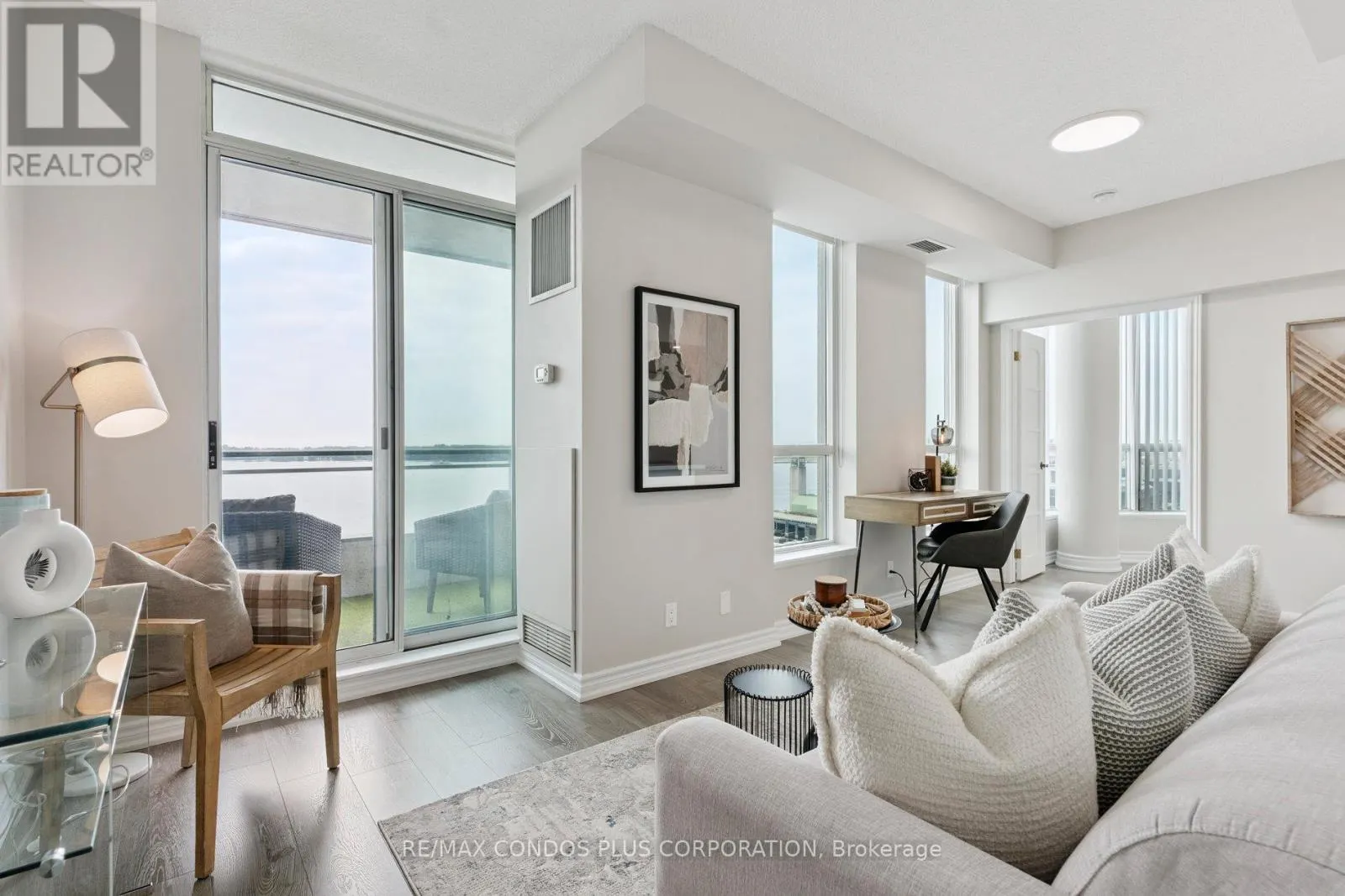 1221 - 230 QUEENS QUAY W