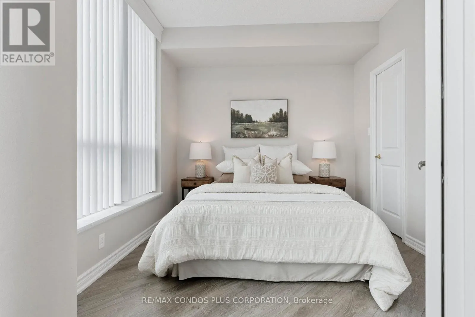 1221 - 230 QUEENS QUAY W