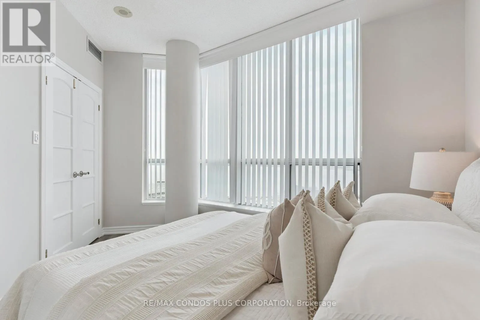 1221 - 230 QUEENS QUAY W