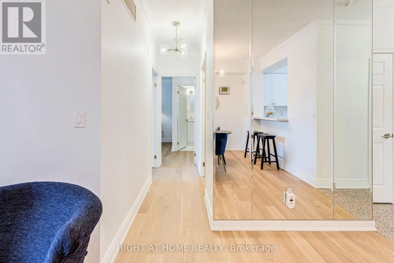 208 - 801 LAWRENCE AVENUE E