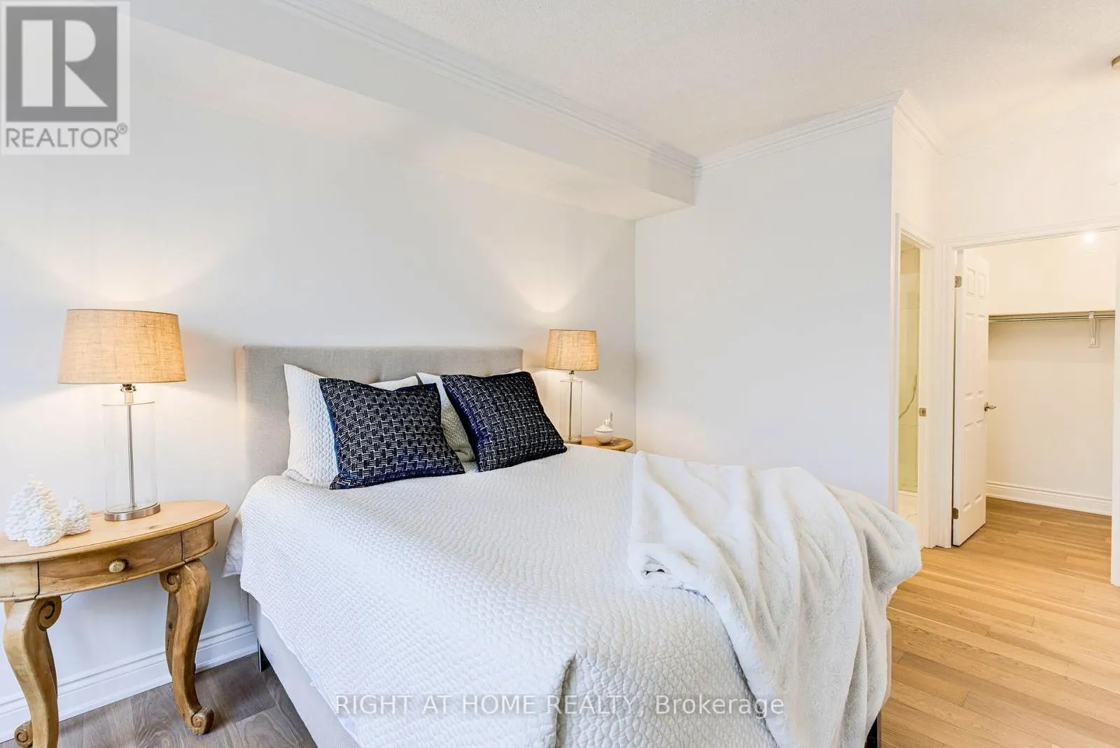 208 - 801 LAWRENCE AVENUE E