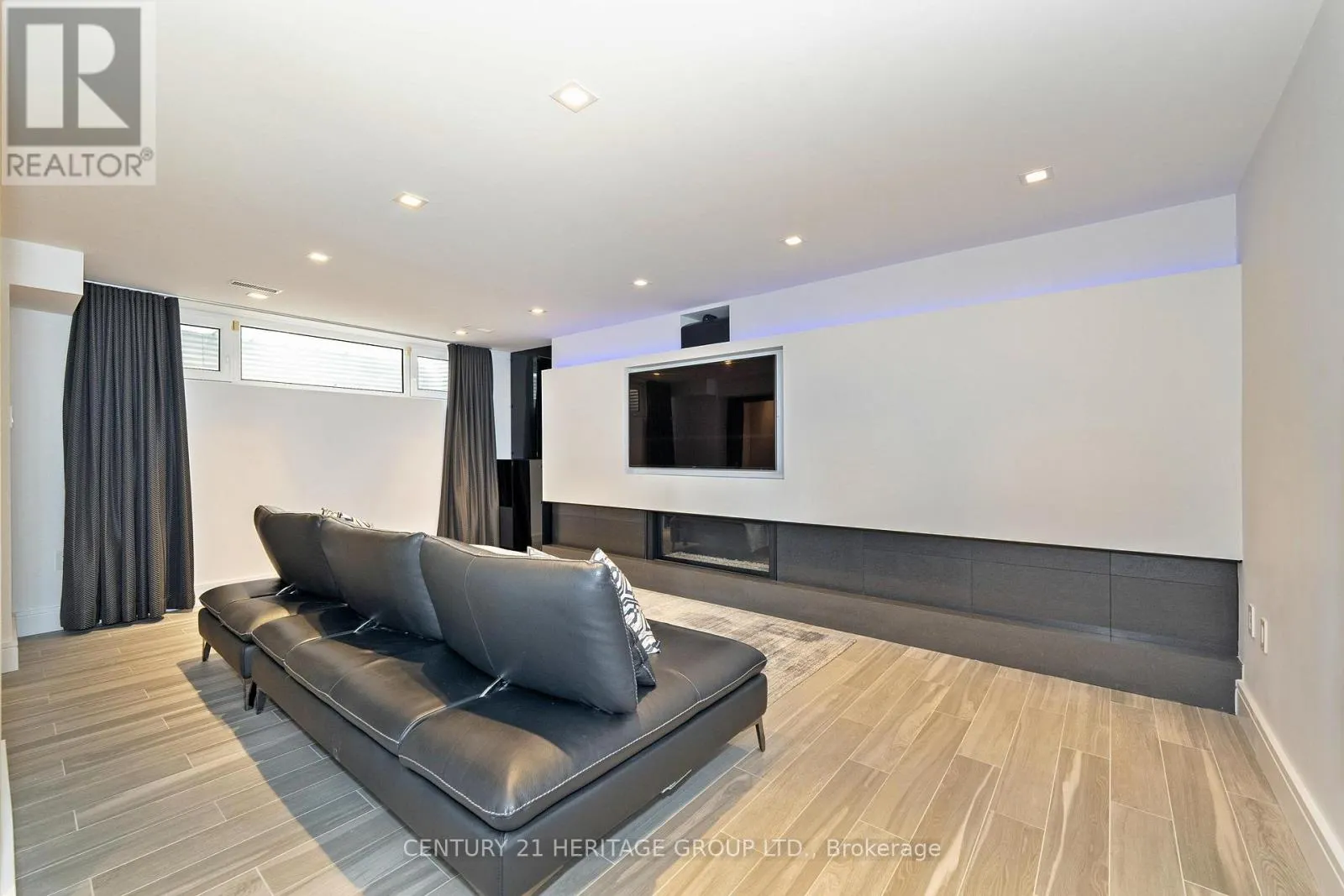 61 FOURSOME CRESCENT