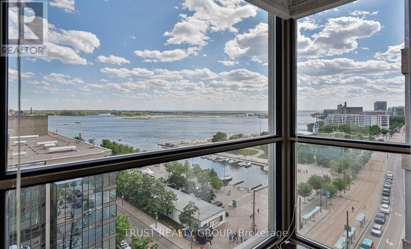 1201/02 - 270 QUEENS QUAY W