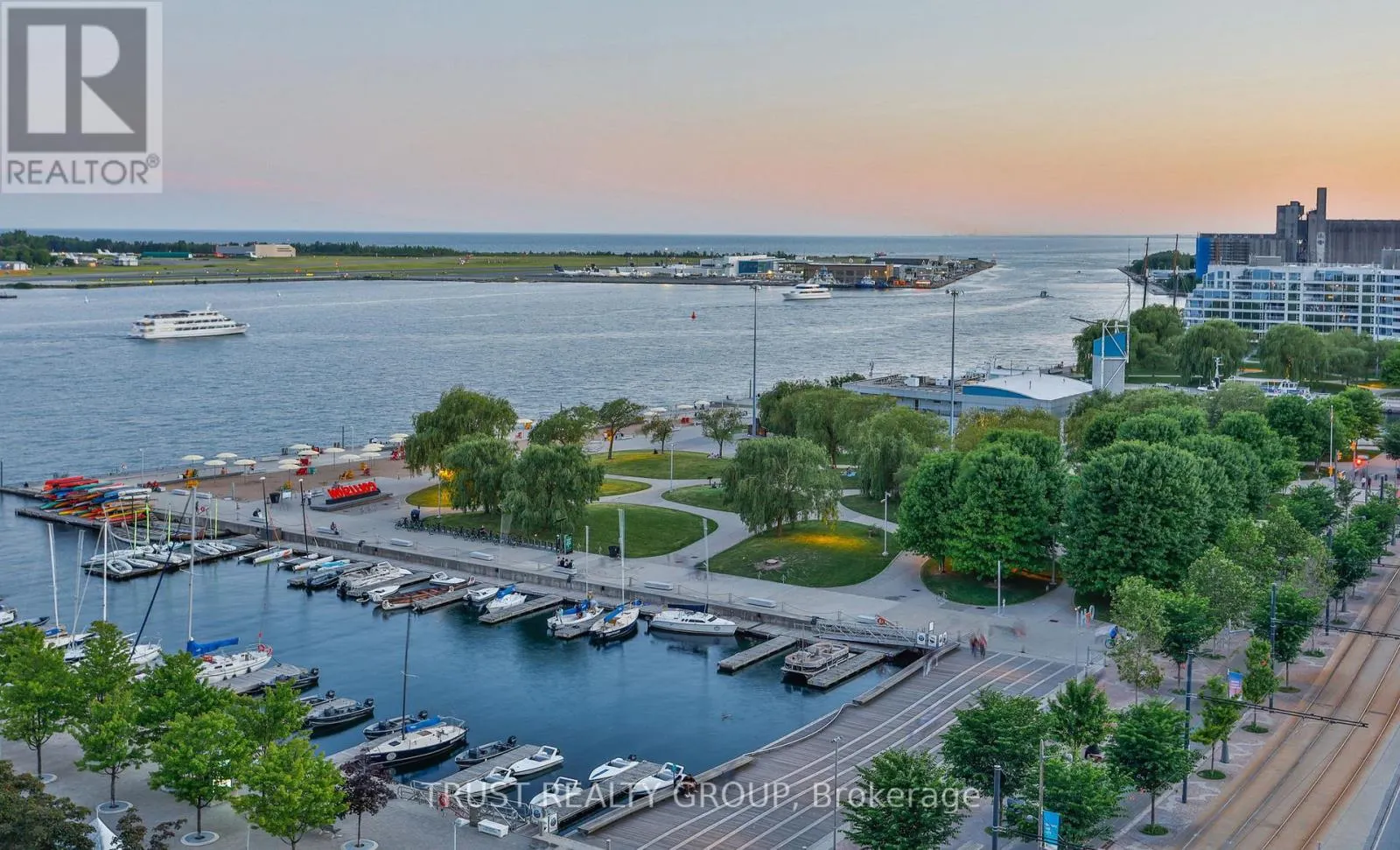 1201/02 - 270 QUEENS QUAY W