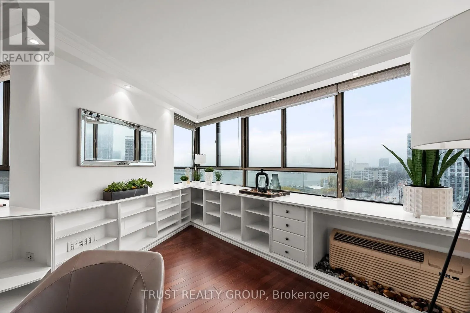1201/02 - 270 QUEENS QUAY W