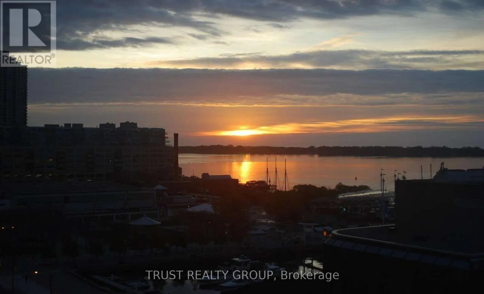 1201/02 - 270 QUEENS QUAY W