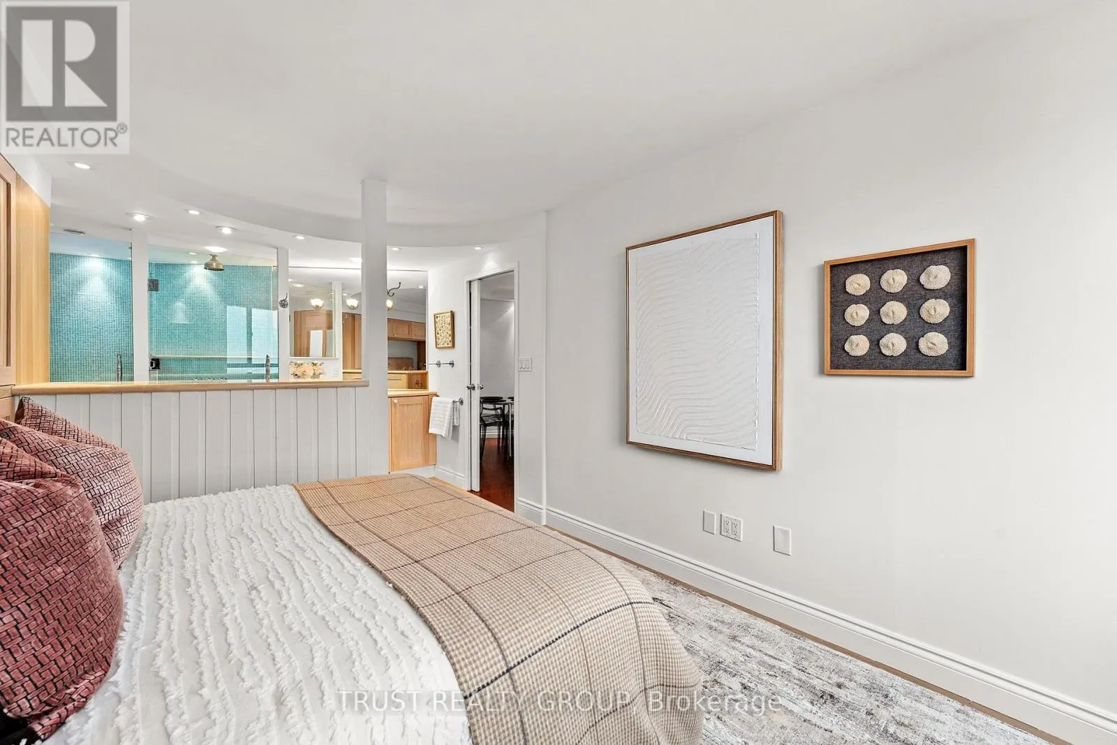 1201/02 - 270 QUEENS QUAY W