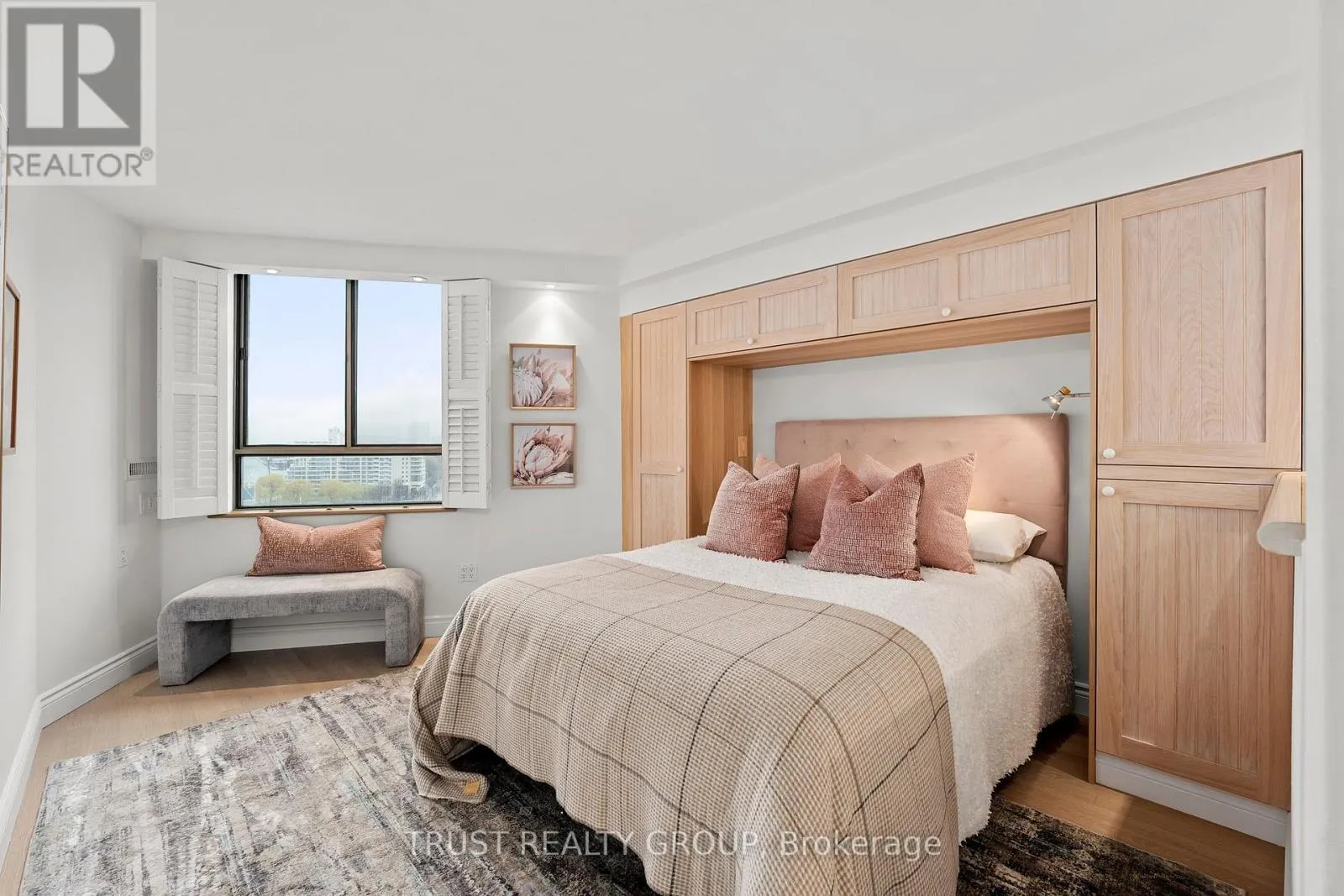 1201/02 - 270 QUEENS QUAY W