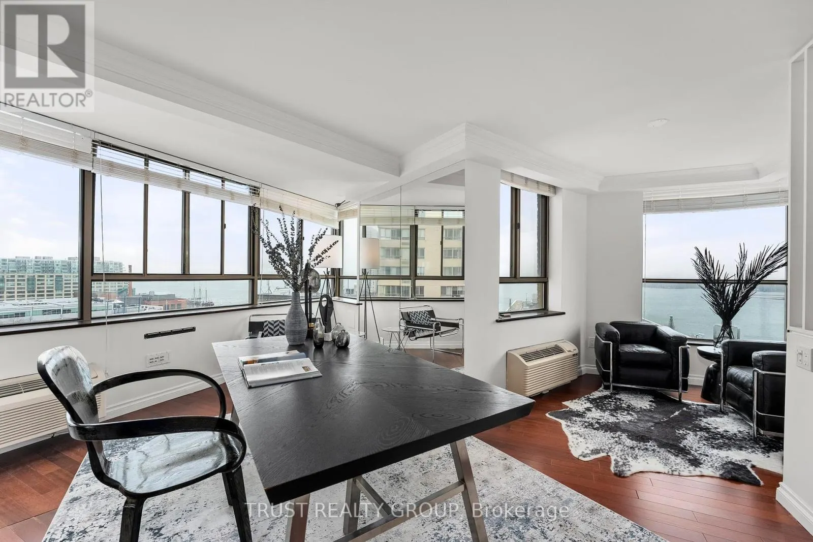 1201/02 - 270 QUEENS QUAY W
