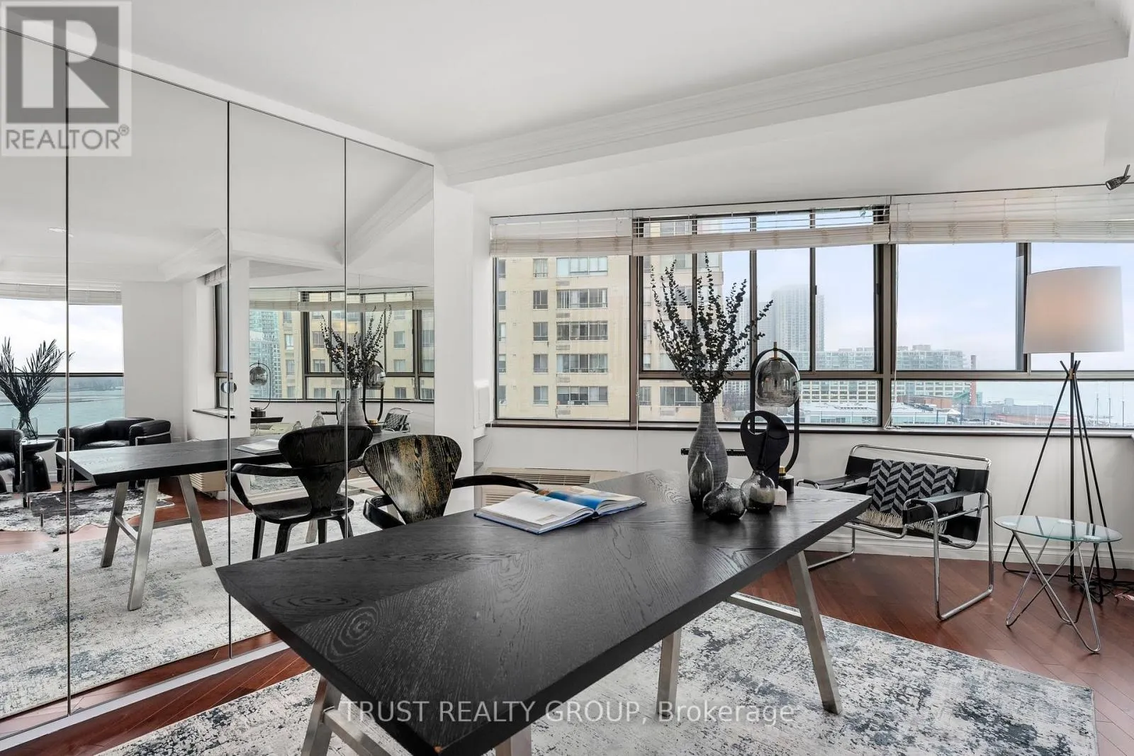 1201/02 - 270 QUEENS QUAY W