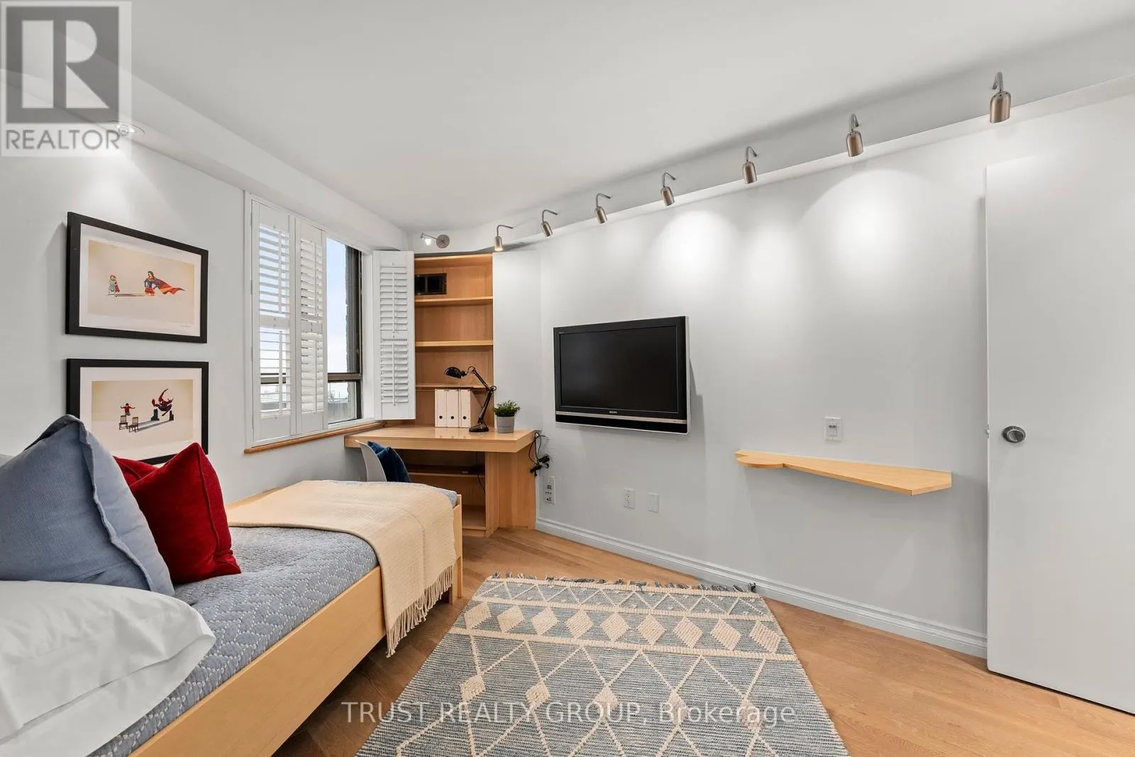 1201/02 - 270 QUEENS QUAY W