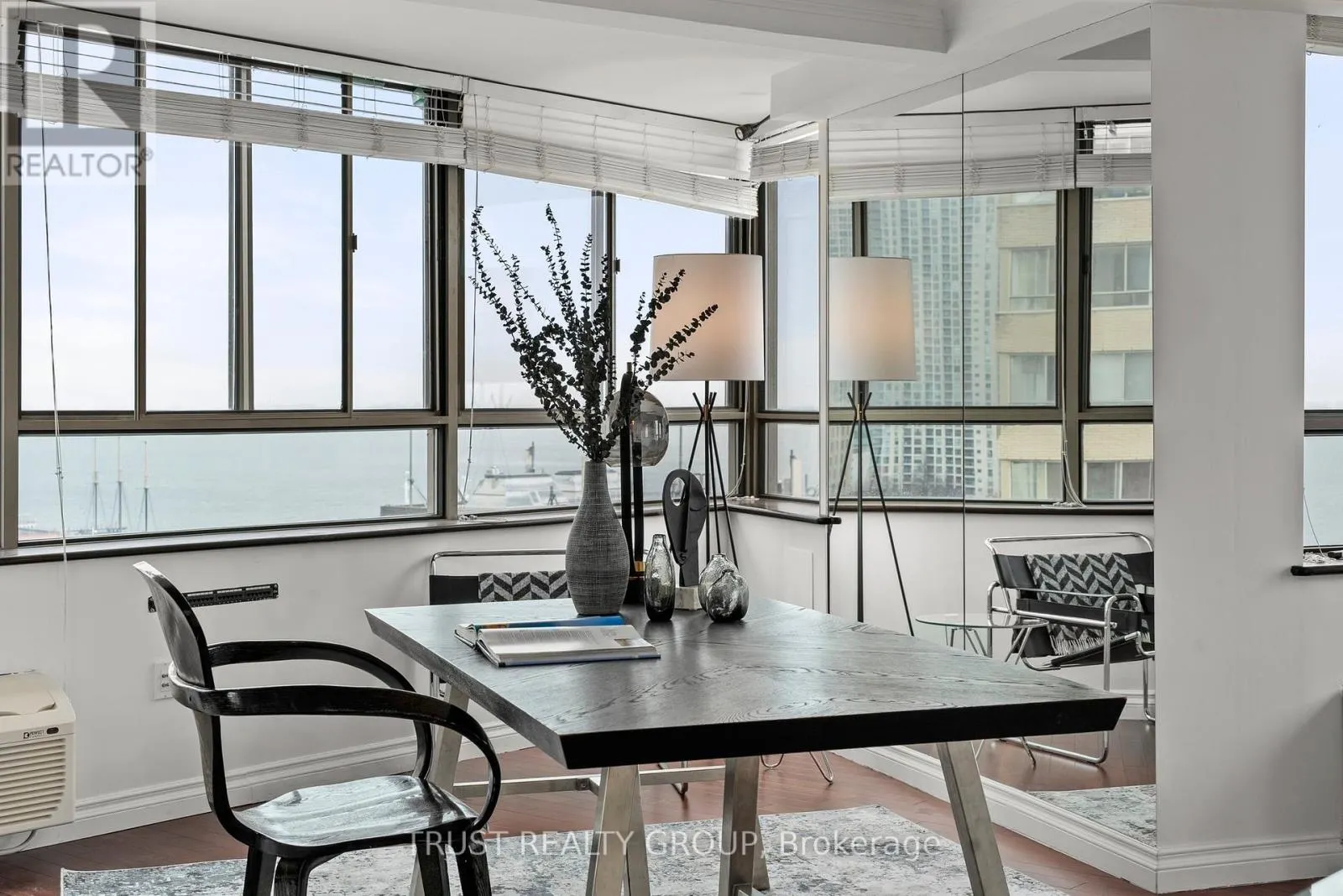 1201/02 - 270 QUEENS QUAY W
