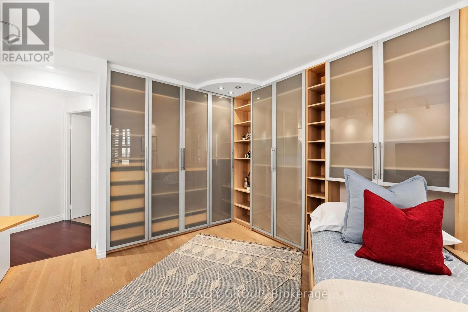 1201/02 - 270 QUEENS QUAY W