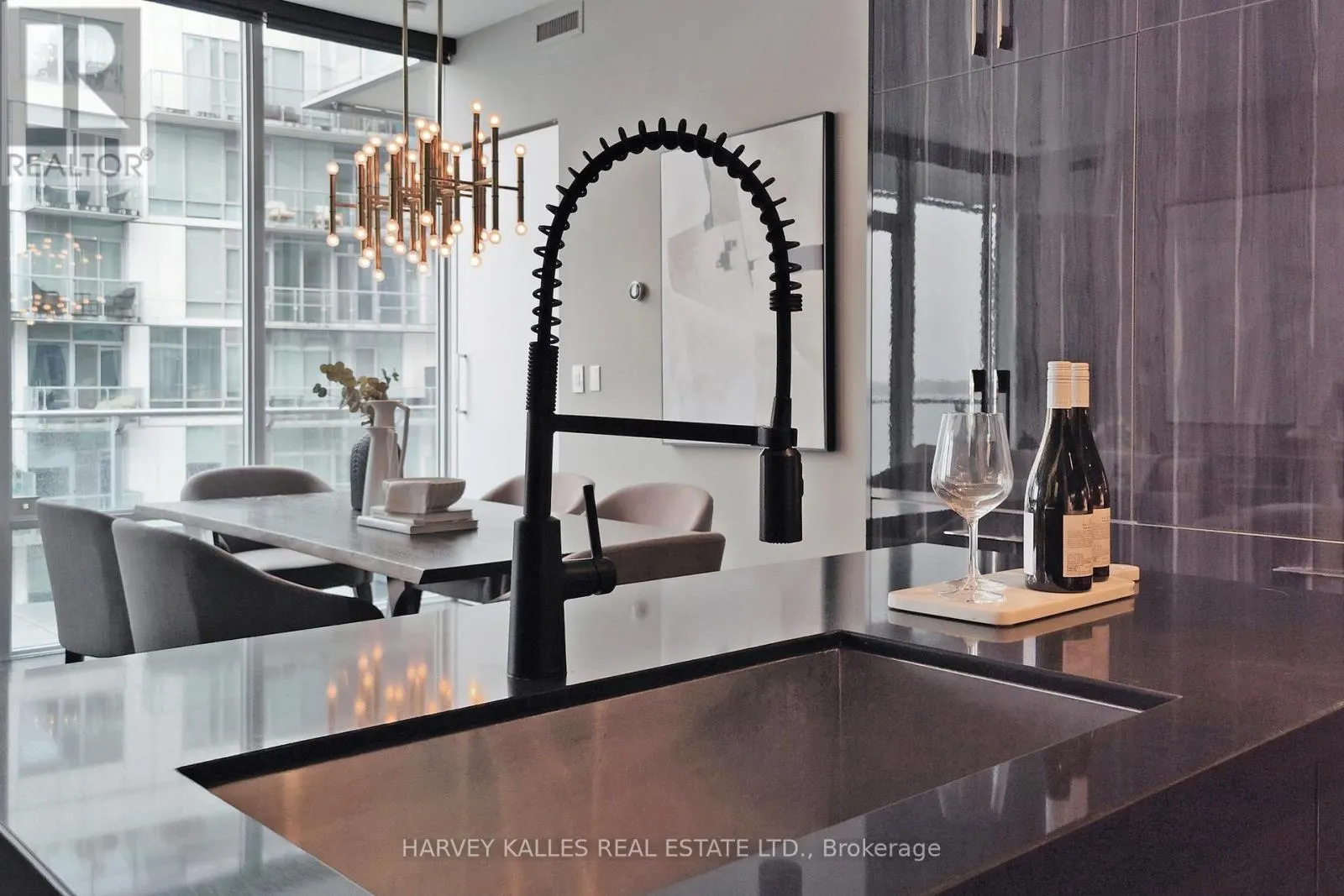 813 - 29 QUEENS QUAY E