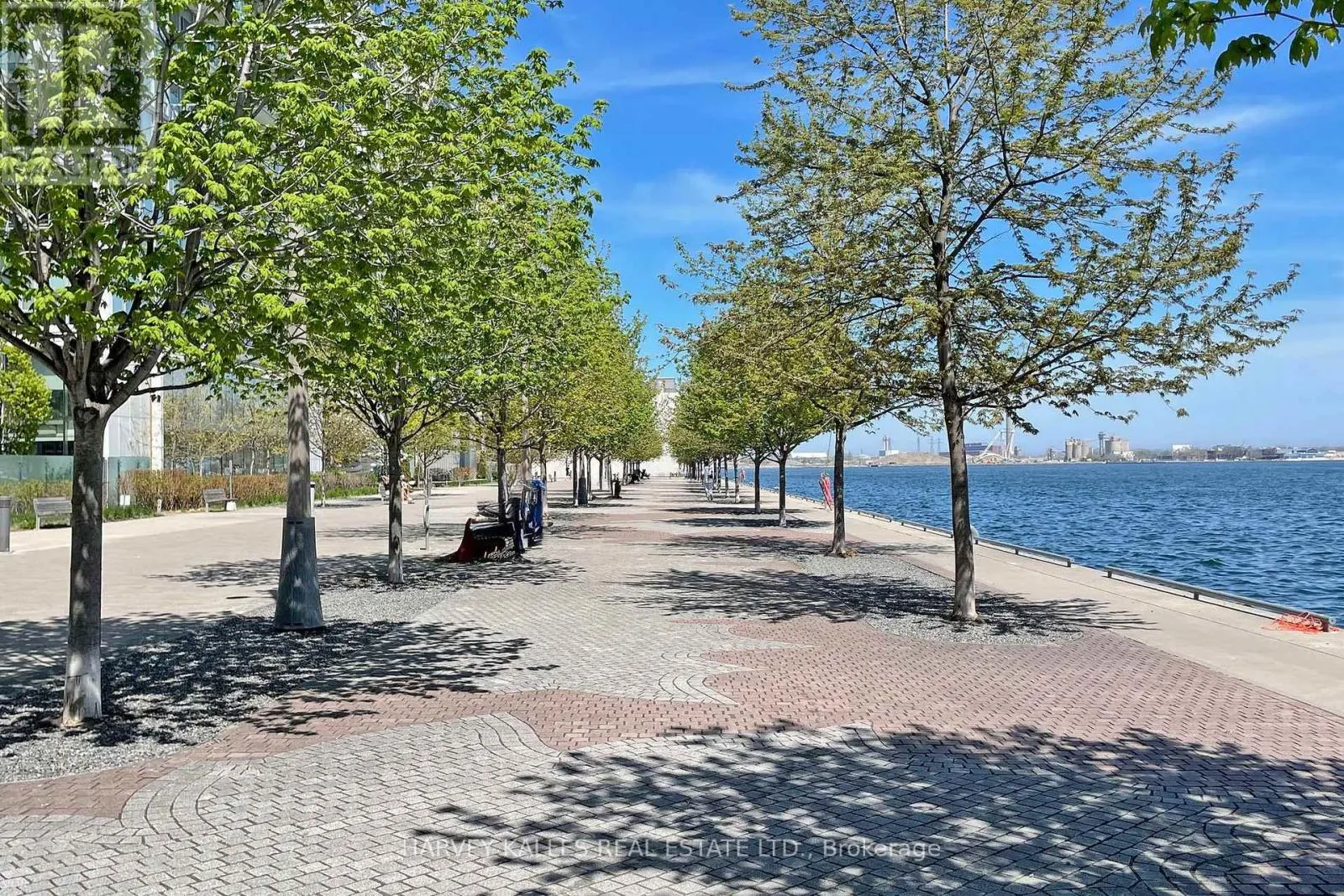 813 - 29 QUEENS QUAY E