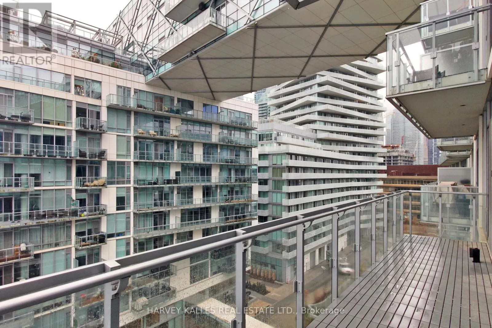 813 - 29 QUEENS QUAY E