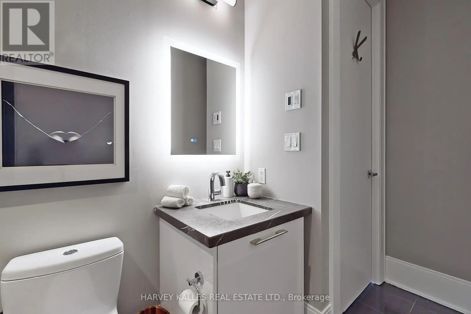 813 - 29 QUEENS QUAY E