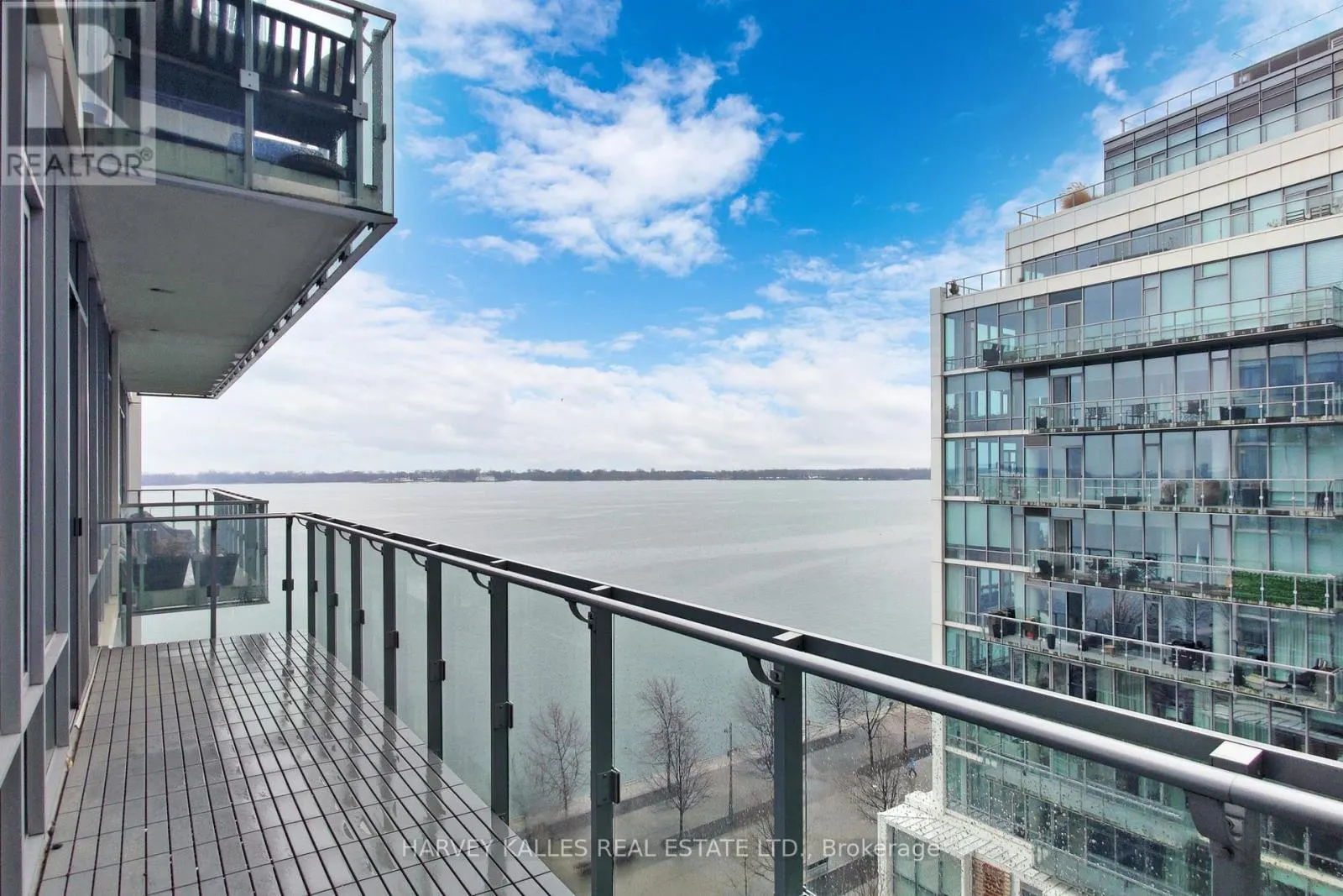813 - 29 QUEENS QUAY E