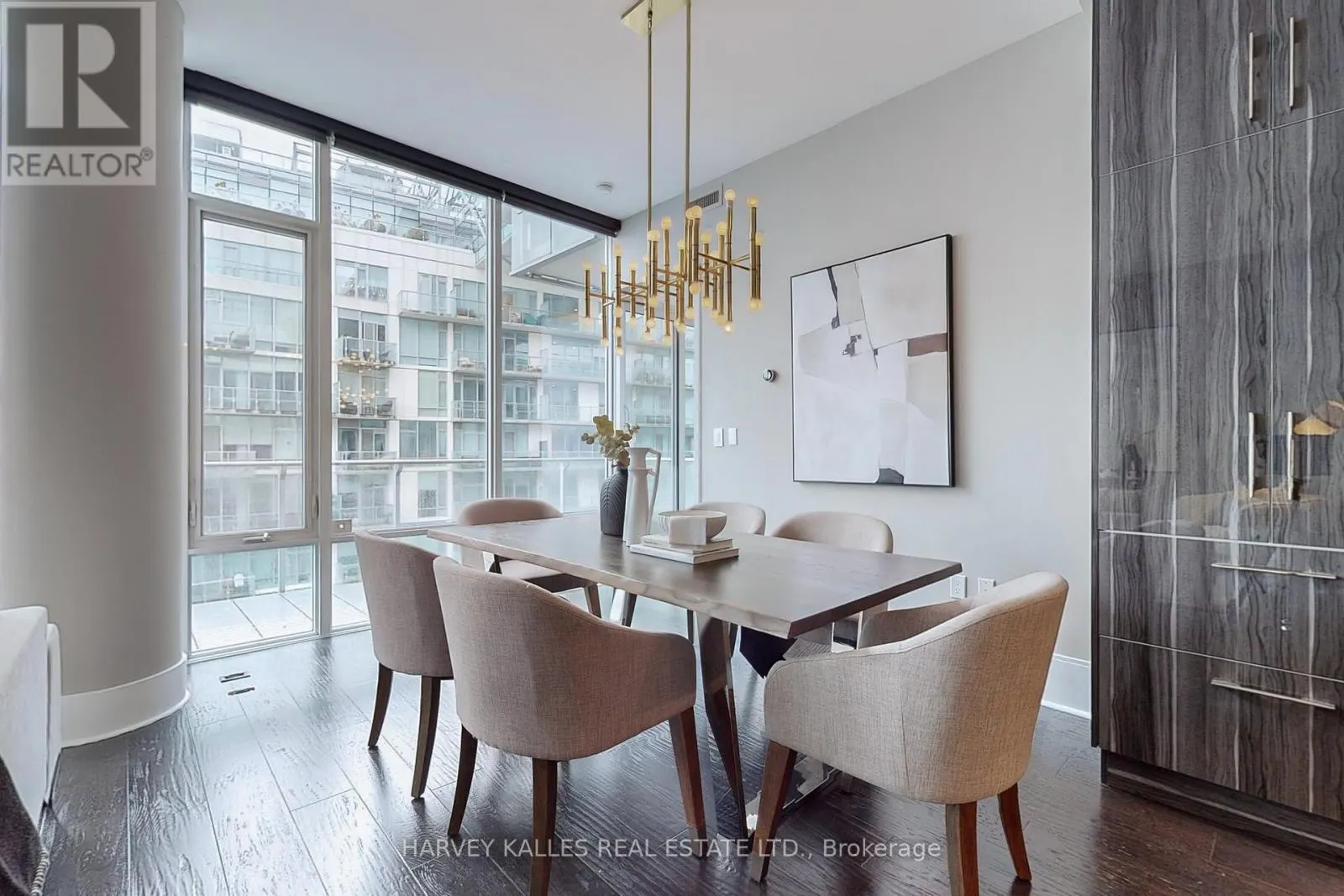 813 - 29 QUEENS QUAY E