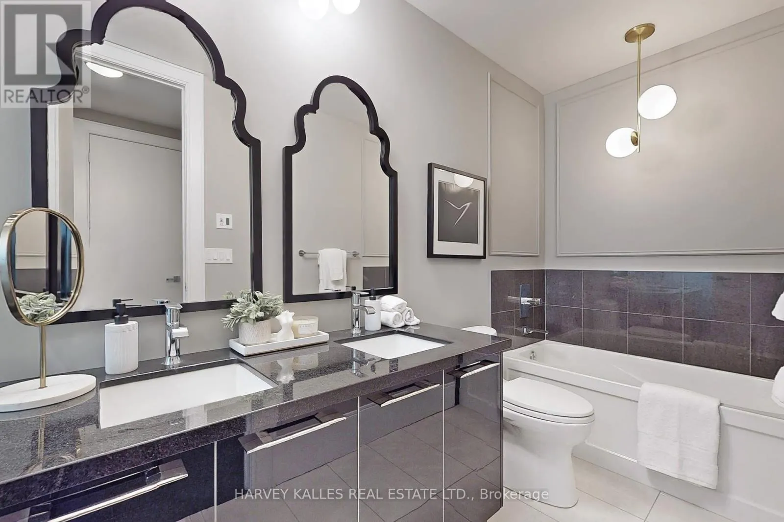 813 - 29 QUEENS QUAY E