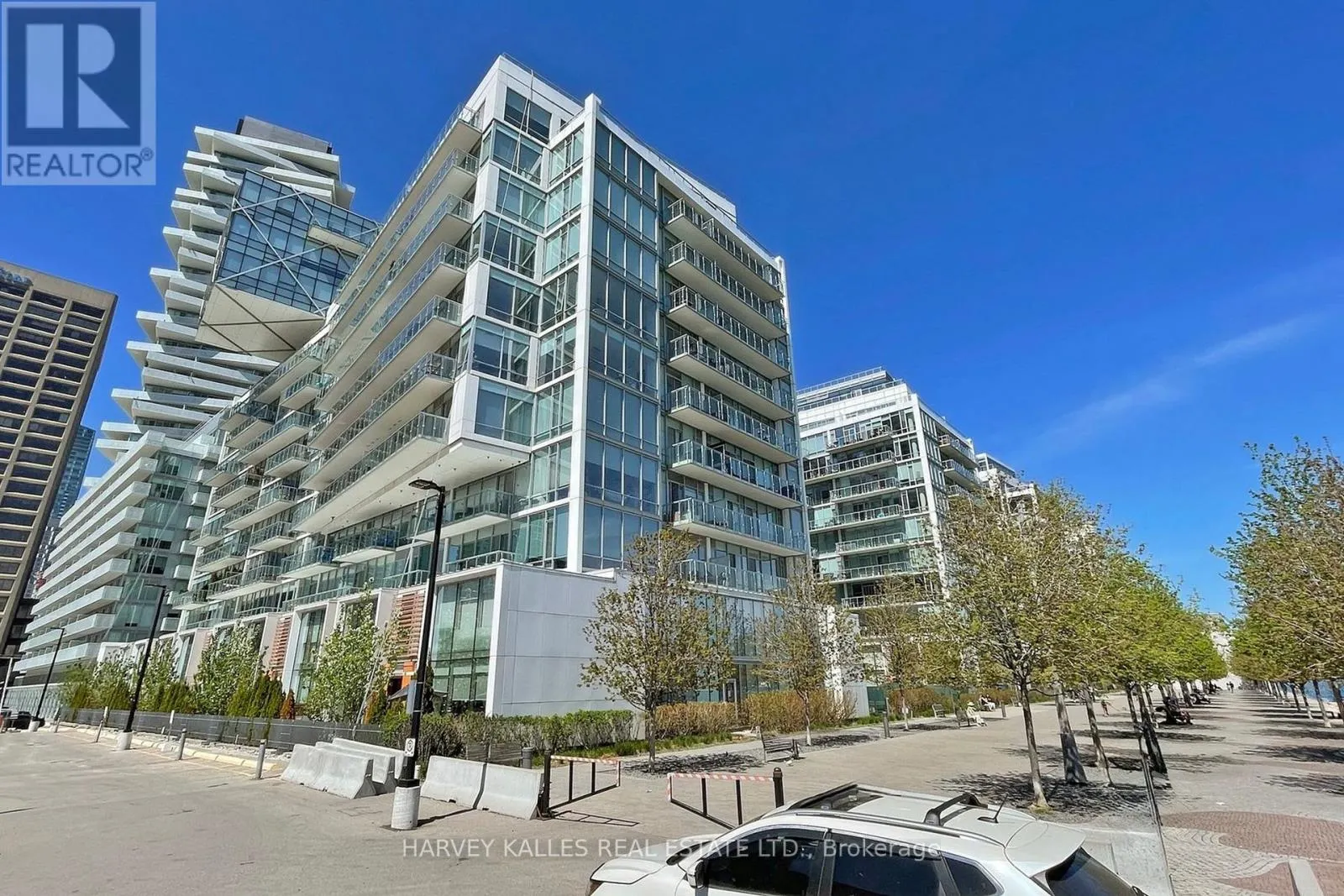 813 - 29 QUEENS QUAY E
