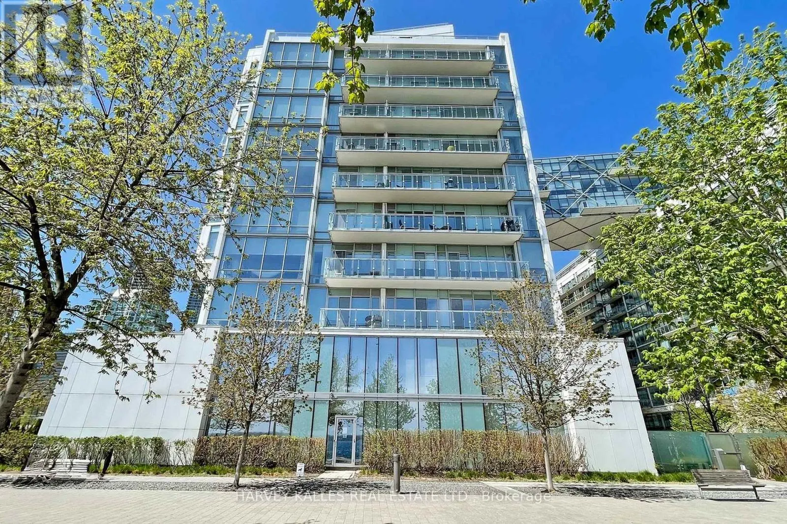 813 - 29 QUEENS QUAY E