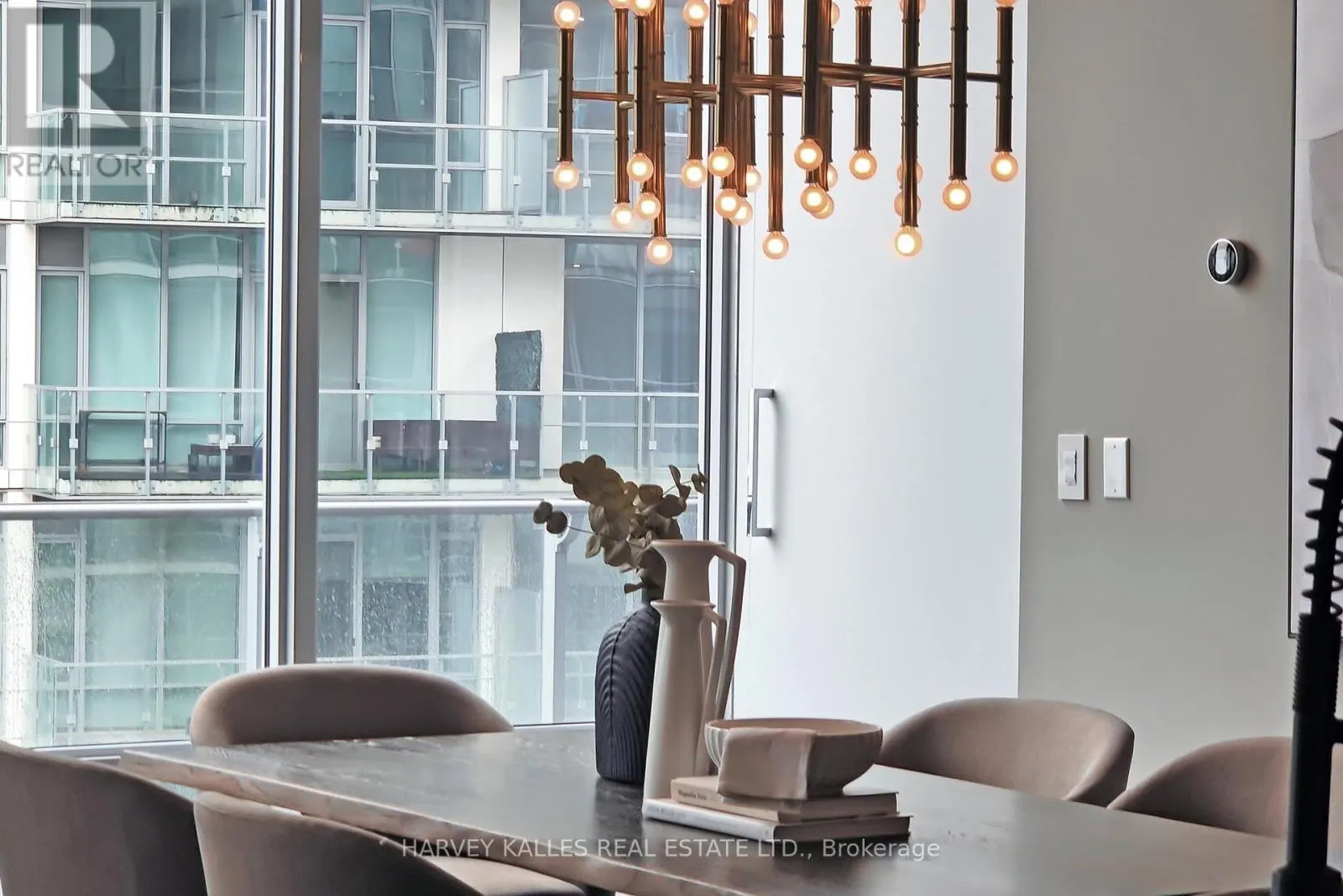 813 - 29 QUEENS QUAY E