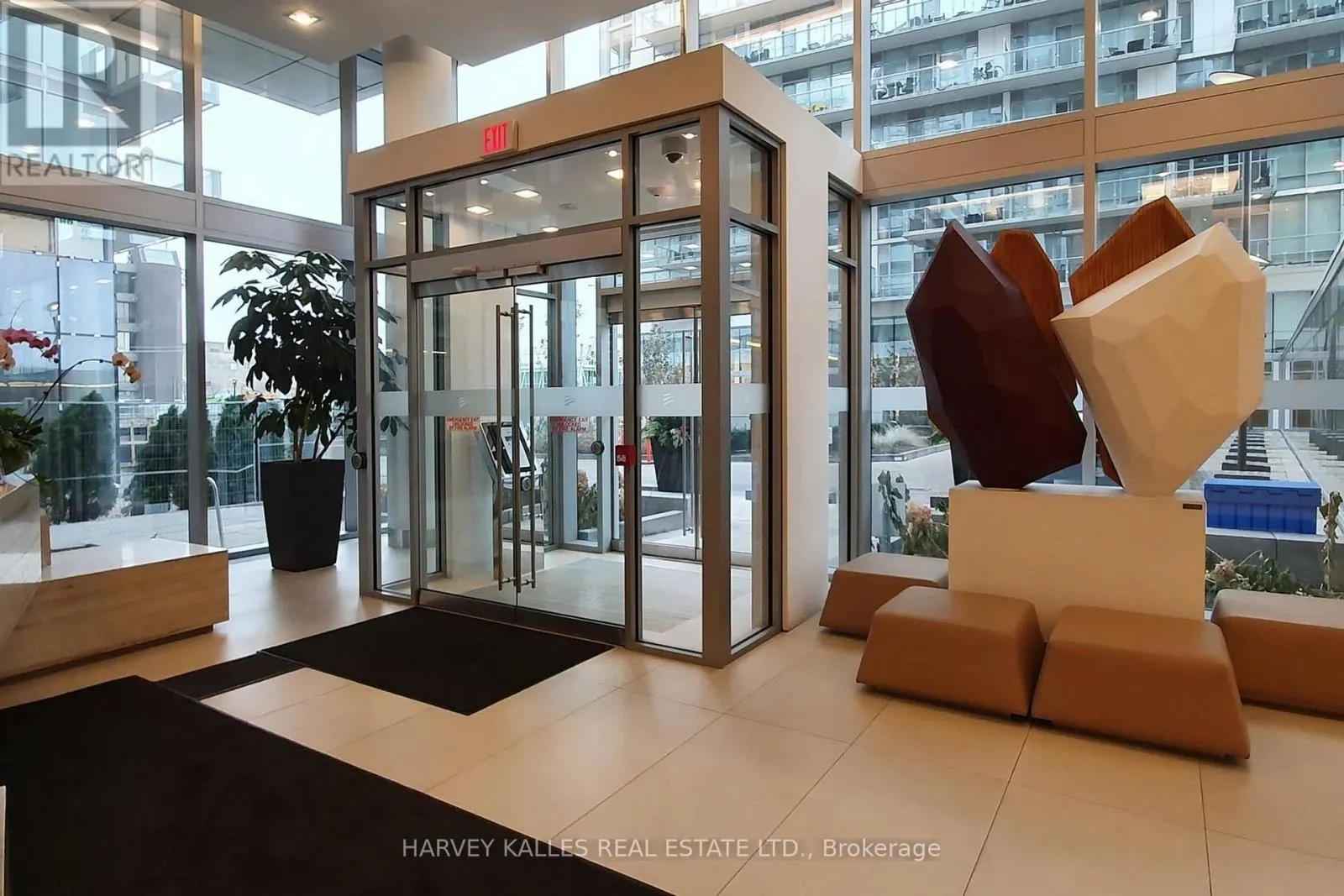 813 - 29 QUEENS QUAY E
