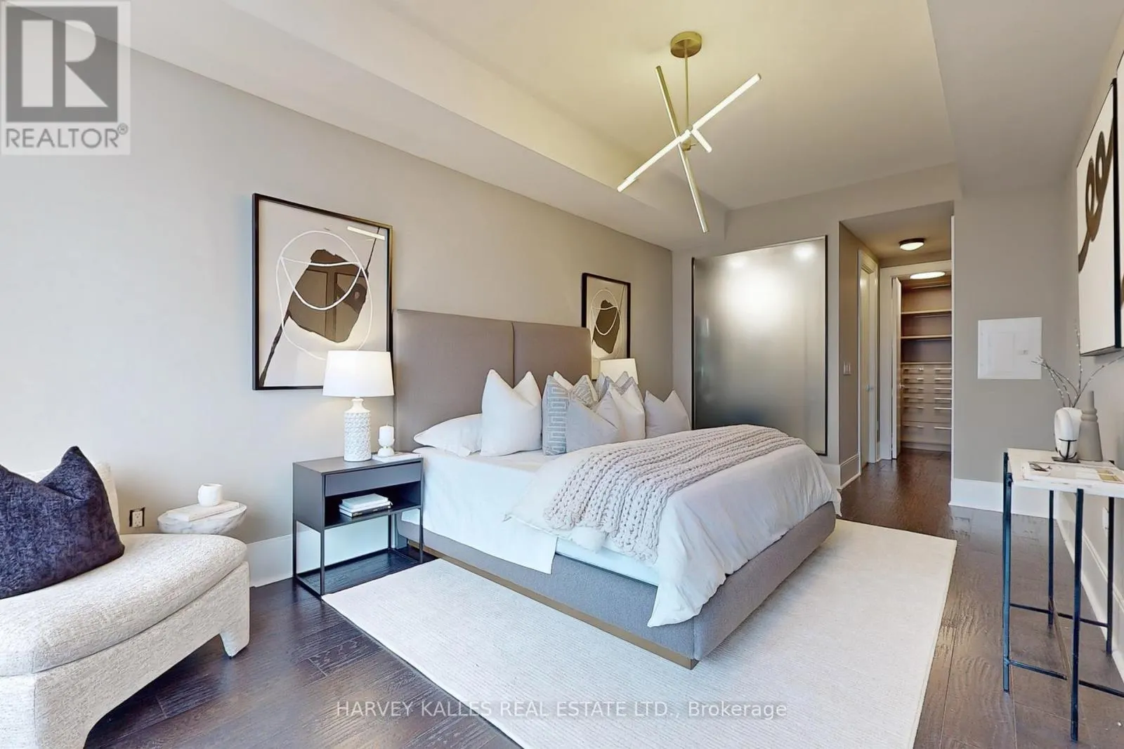 813 - 29 QUEENS QUAY E