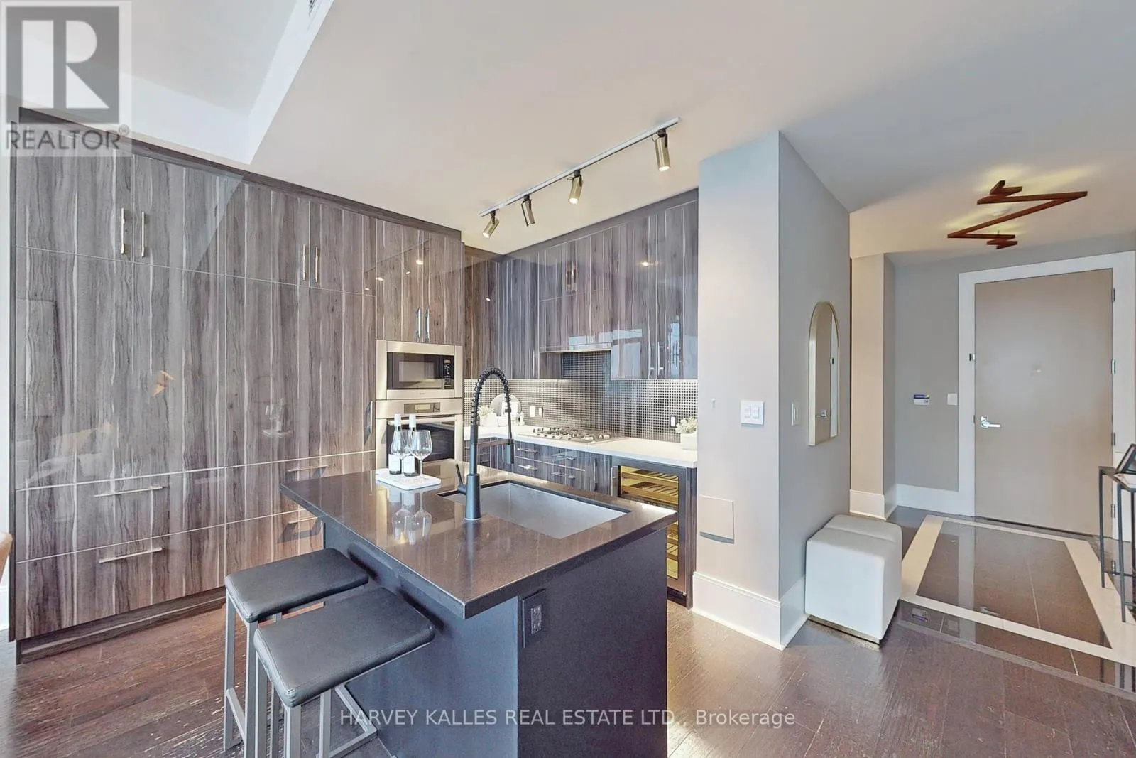 813 - 29 QUEENS QUAY E