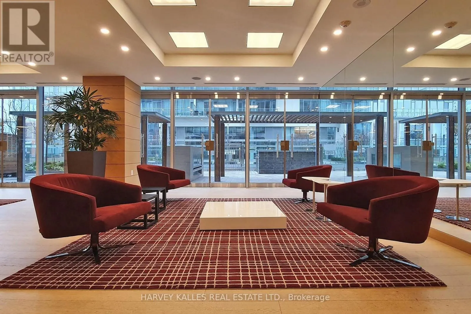 813 - 29 QUEENS QUAY E