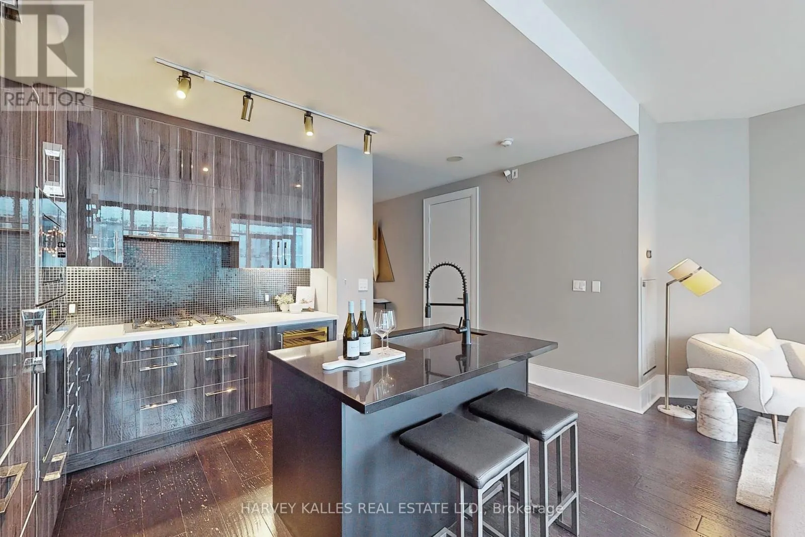 813 - 29 QUEENS QUAY E