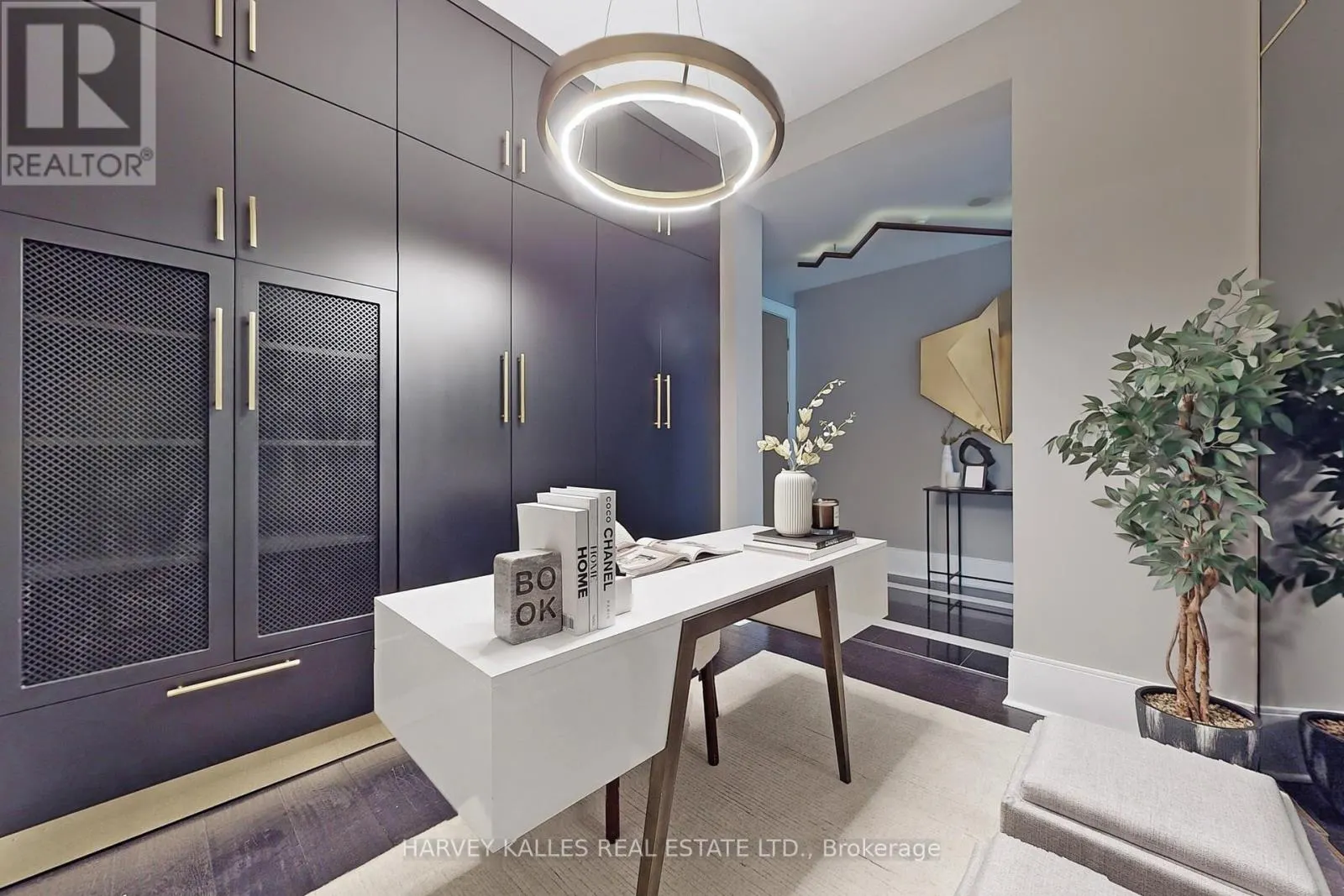 813 - 29 QUEENS QUAY E