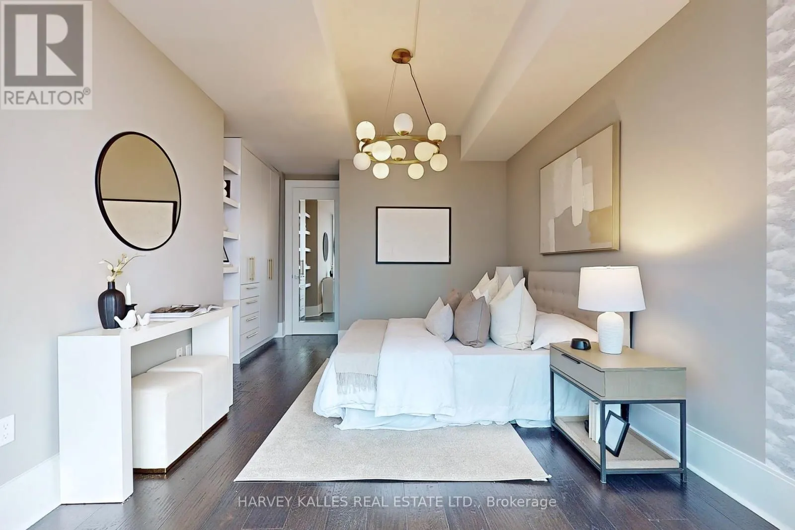 813 - 29 QUEENS QUAY E
