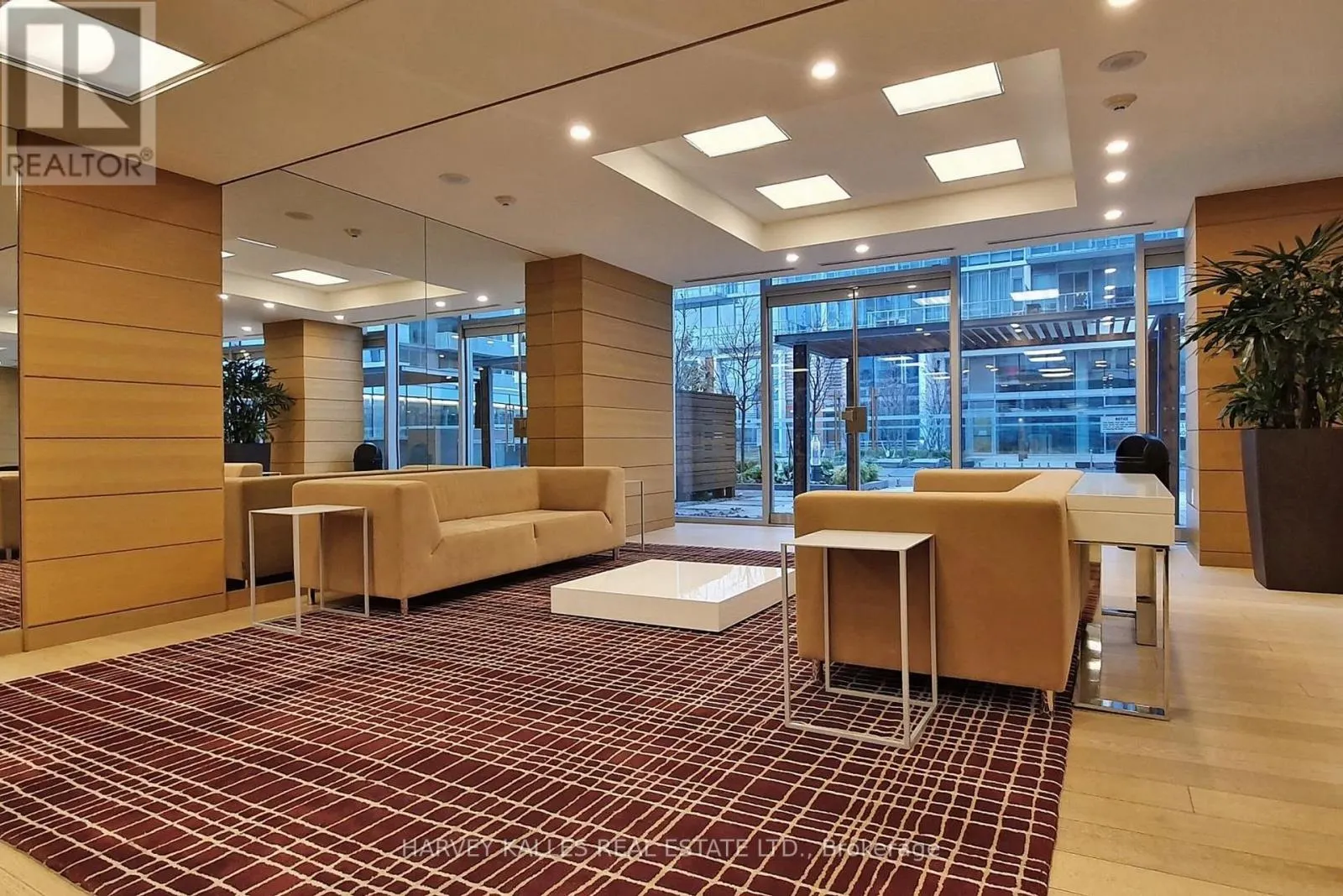 813 - 29 QUEENS QUAY E