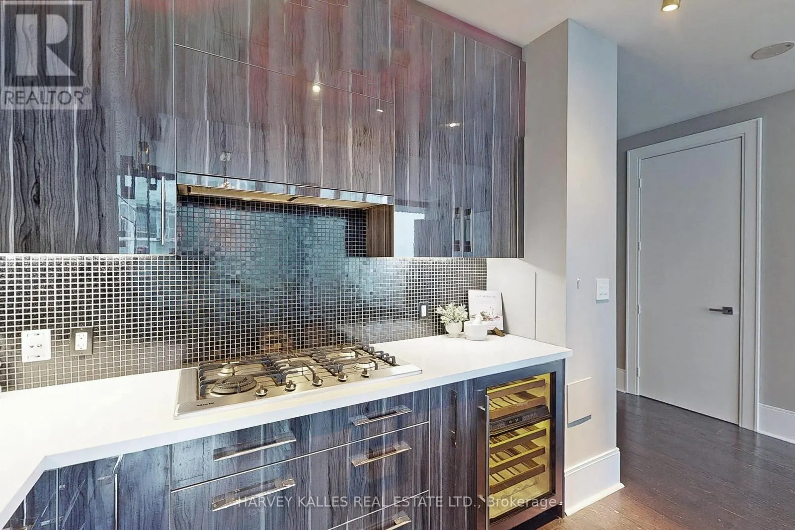 813 - 29 QUEENS QUAY E