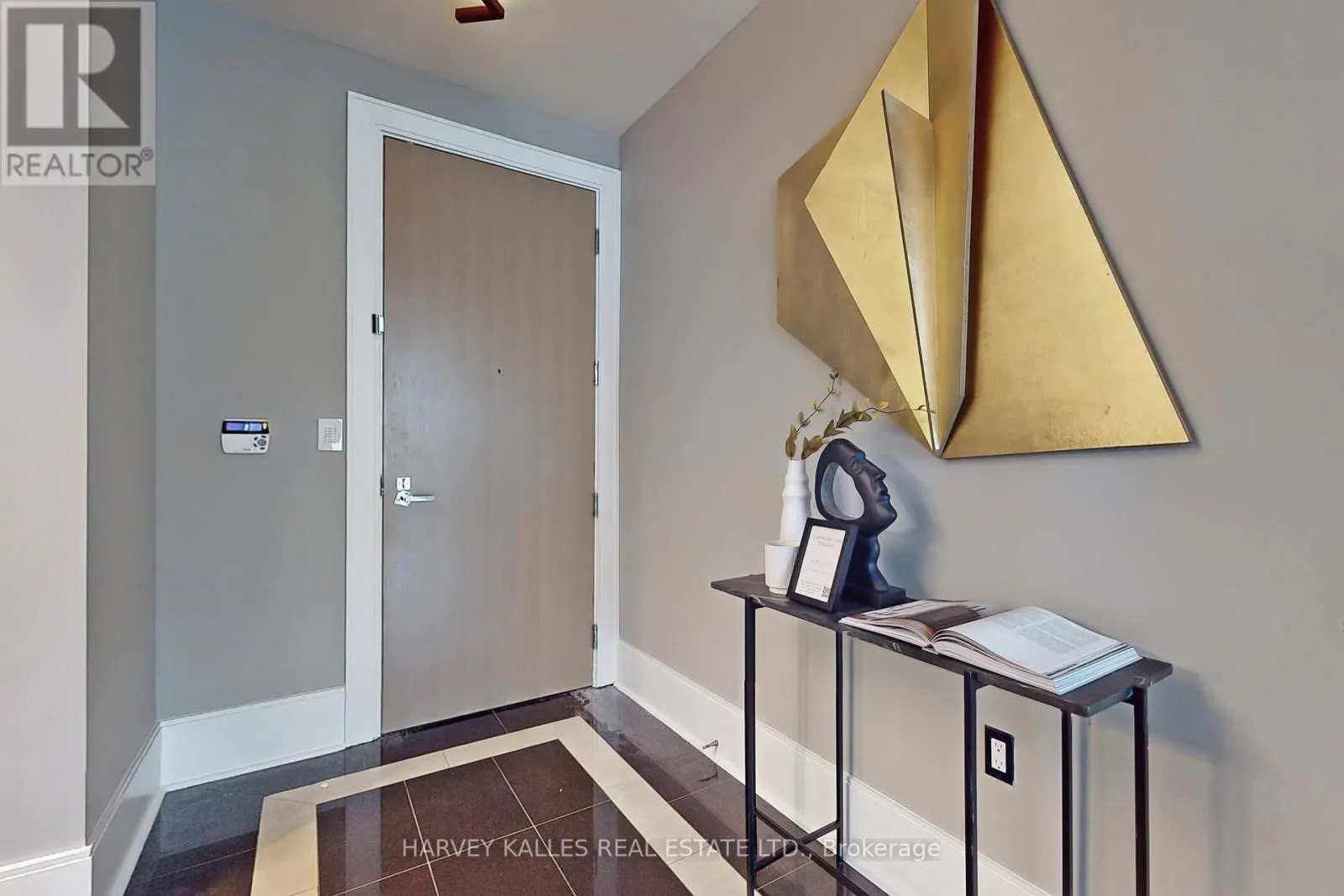 813 - 29 QUEENS QUAY E