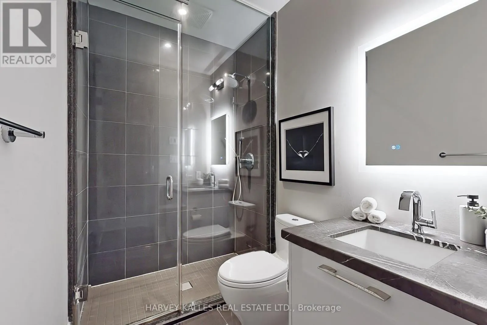 813 - 29 QUEENS QUAY E