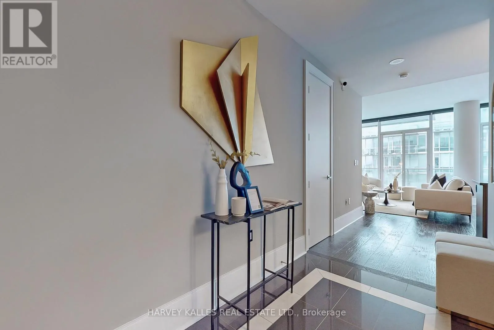 813 - 29 QUEENS QUAY E