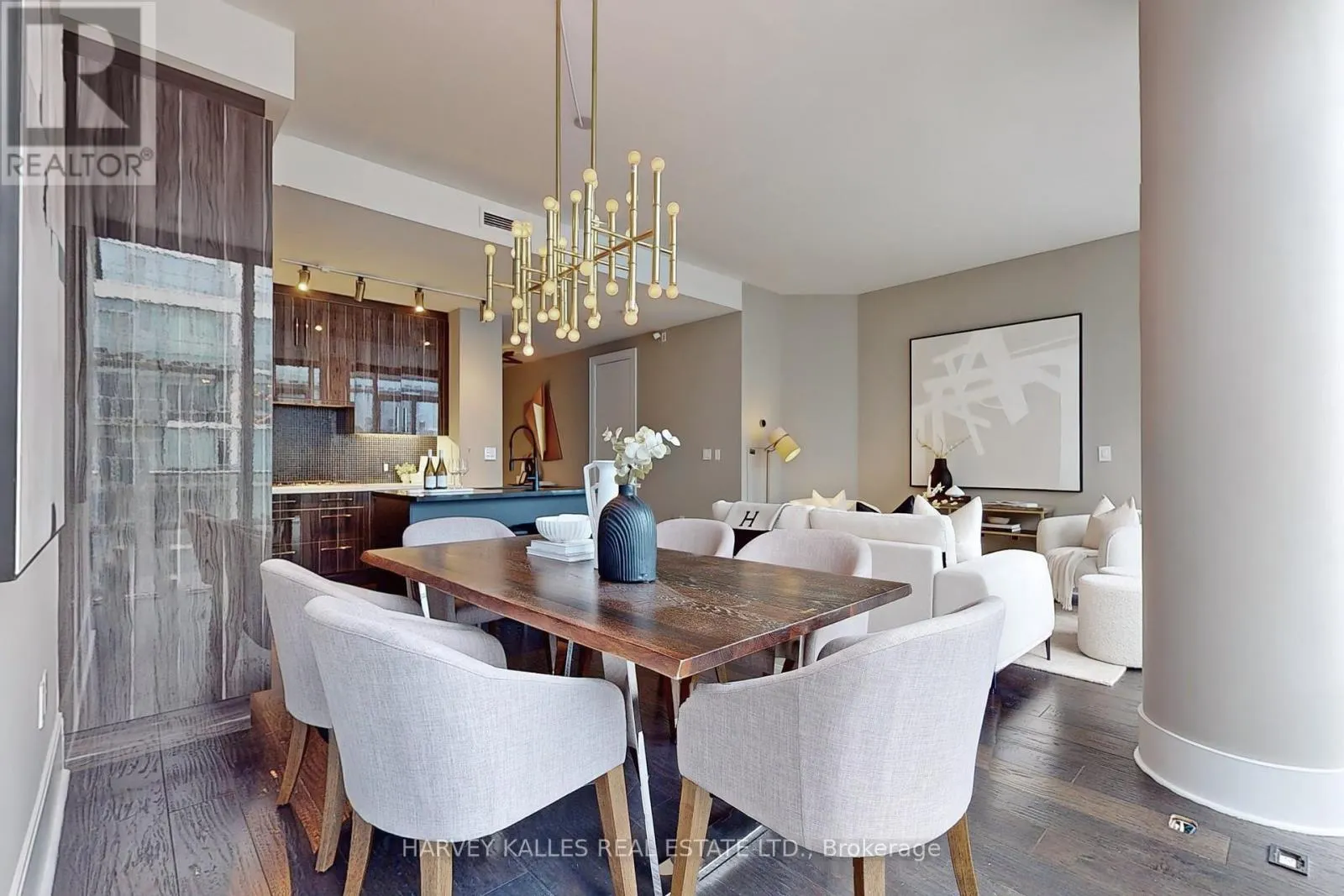 813 - 29 QUEENS QUAY E