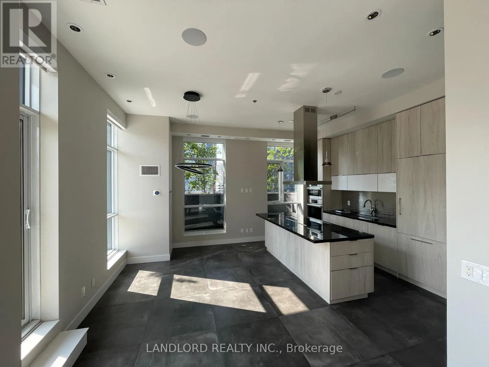 1005 - 318 RICHMOND STREET W